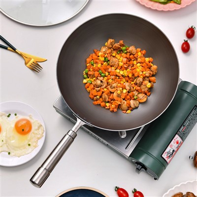 Šefpavārs ar bruņu titāna pannu